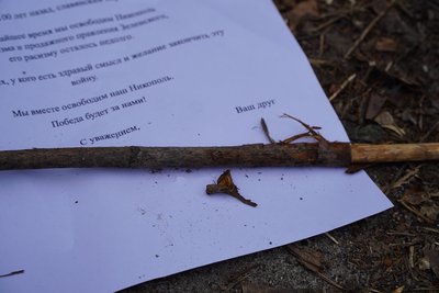"Вони пишуть: "ми вас прийдемо "освободіть". Що криється за листівками, якими РФ закидує Нікополь "Вони пишуть: "ми вас прийдемо "освободіть". Що криється за листівками, якими РФ закидує Нікополь