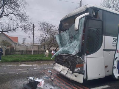 На Одещині внаслідок зіткнення автобуса та вантажівки травмувалось двоє людей На Одещині внаслідок зіткнення автобуса та вантажівки травмувалось двоє людей