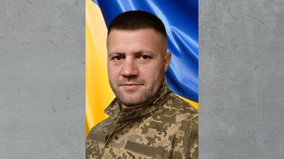 На Чернігівщині провели в останню путь трьох бійців: Юрія Костіва, Олексія Супруненка та Сергія Тюпу На Чернігівщині провели в останню путь трьох бійців: Юрія Костіва, Олексія Супруненка та Сергія Тюпу