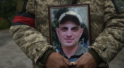 “Я пишаюся своїм сином”: у Сумах провели в останню путь артилериста Андрія Майсурадзе “Я пишаюся своїм сином”: у Сумах провели в останню путь артилериста Андрія Майсурадзе