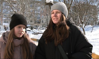 Тетяна Трач прийшла по воду з донькою, жителі Великої Березовиці без води, немає води, відсутнє водопостачання, 10 лютого 2026 року Тетяна Трач прийшла по воду з донькою, жителі Великої Березовиці без води, немає води, відсутнє водопостачання, 10 лютого 2026 року