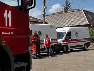 У Кривому Розі "шахеди" вдарили поблизу будівлі РТЦК та СП: поранено трьох людей, пошкоджено автівки У Кривому Розі "шахеди" вдарили поблизу будівлі РТЦК та СП: поранено трьох людей, пошкоджено автівки