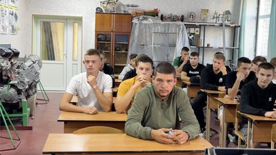 Навчання вирішили не зупиняти: як працює ліцей на Черкащині після влучання дрона Навчання вирішили не зупиняти: як працює ліцей на Черкащині після влучання дрона