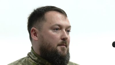 Олександр Курсик на сесії Рівнеради восени 2023 року, він вперше зайшов до зали після участі в бойових діях та подякував за підтримку бригади Олександр Курсик на сесії Рівнеради восени 2023 року, він вперше зайшов до зали після участі в бойових діях та подякував за підтримку бригади