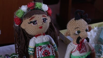 В'язані фігурки козака та українки В'язані фігурки козака та українки