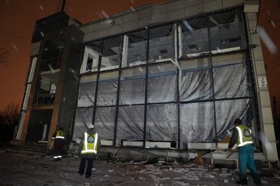 Люди усувають наслідки удару КАБами по Шевченківському району Харкова Люди усувають наслідки удару КАБами по Шевченківському району Харкова