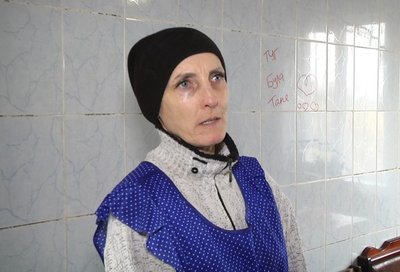 Волонтерка Олеся Мельничук з Хмельниччини допомагає готувати їжу для військових Волонтерка Олеся Мельничук з Хмельниччини допомагає готувати їжу для військових