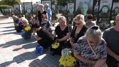 Без тата лишились четверо дітей: із військовослужбовцем Володимиром Цимбалюком попрощались у Рівному Без тата лишились четверо дітей: із військовослужбовцем Володимиром Цимбалюком попрощались у Рівному