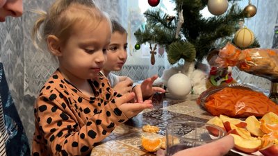 Мають трьох корів, обробляють 4 га землі та готують по 20 літрів борщу: як живе багатодітна родина Лень на Чернігівщині Мають трьох корів, обробляють 4 га землі та готують по 20 літрів борщу: як живе багатодітна родина Лень на Чернігівщині