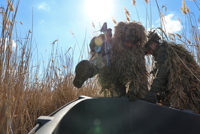 Бійці першого батальйону 40-ї окремої бригади берегової оборони під час навчань на півдні України Бійці першого батальйону 40-ї окремої бригади берегової оборони під час навчань на півдні України