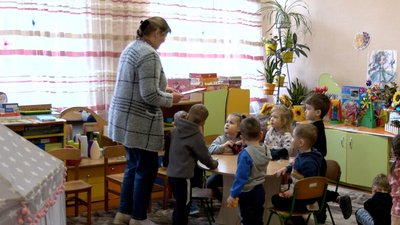До 17 градусів в приміщенні: коли замінять пошкоджені від російського обстрілу вікна в дитячому садочку у Вінниці