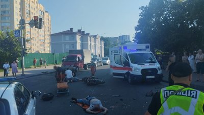 Водій мотоцикла помер на місці, його пасажир потрапив до лікарні у результаті ДПТ у Чернігові Водій мотоцикла помер на місці, його пасажир потрапив до лікарні у результаті ДПТ у Чернігові