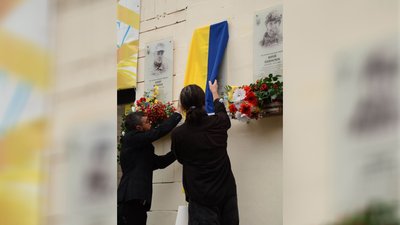 Дошку пам'яті відкрили військовому та медійнику Віталію Зіничу у Рівному Дошку пам'яті відкрили військовому та медійнику Віталію Зіничу у Рівному