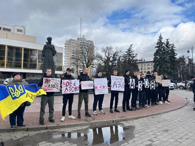 У Луцьку влаштували автопробіг на підтримку військовополонених У Луцьку влаштували автопробіг на підтримку військовополонених