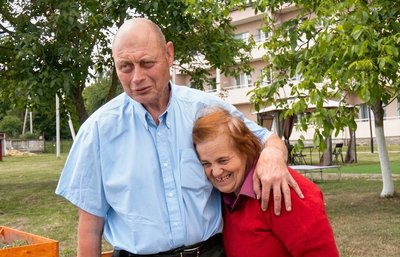 Створюють нові сім'ї та будують плани на майбутнє: як живуть підопічні геріатричного пансіонату у Луцьку Створюють нові сім'ї та будують плани на майбутнє: як живуть підопічні геріатричного пансіонату у Луцьку