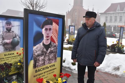 В Олевську вшанували пам'ять загиблих у четверті роковини вторгнення Росії в Україну В Олевську вшанували пам'ять загиблих у четверті роковини вторгнення Росії в Україну