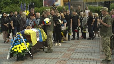 "Він сам пішов, навіть татові не сказав": з військовим Олександром Андріановим попрощалися у Рівному "Він сам пішов, навіть татові не сказав": з військовим Олександром Андріановим попрощалися у Рівному
