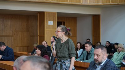 Міський голова Ужгорода на сесії зняв з розгляду частину проєктів рішень, які стосувалися землі