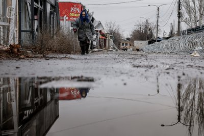 Жінка йде вулицею міста Костянтинівка на Донеччині 20 грудня 2025 року Жінка йде вулицею міста Костянтинівка на Донеччині 20 грудня 2025 року