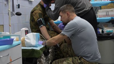 "Поранених везуть нон-стоп": ніч на стабпункті з медслужбою "УЛЬФ" батальйону "Вовки Да Вінчі":репортаж "Поранених везуть нон-стоп": ніч на стабпункті з медслужбою "УЛЬФ" батальйону "Вовки Да Вінчі":репортаж