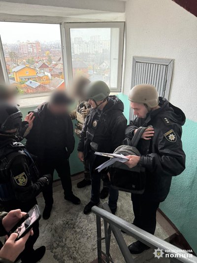 У Харкові затримали чоловіка, який забарикадувався та погрожував поліції зброєю У Харкові затримали чоловіка, який забарикадувався та погрожував поліції зброєю