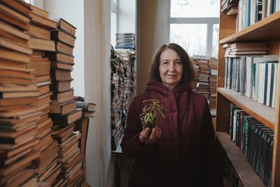 Олена Положий вирощує розсаду поруч з книжками українських письменників у бібліотеці, в якій працює Олена Положий вирощує розсаду поруч з книжками українських письменників у бібліотеці, в якій працює
