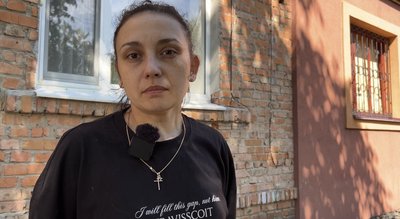 Наслідки удару російського безпілотника по Ромнах: пошкоджені будинки та автомобіль Наслідки удару російського безпілотника по Ромнах: пошкоджені будинки та автомобіль