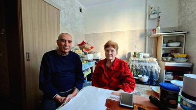 Стіни звели, вікна поставили, далі — за свій кошт: пенсіонери з Чернігова четвертий рік ремонтують житло після обстрілів