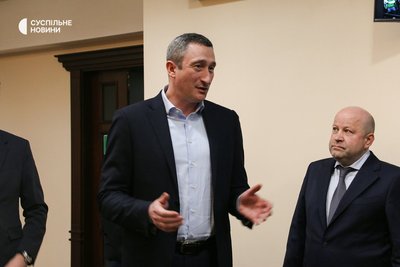 Колишній віцепрем’єр-міністр України Олексій Чернишов (в центрі) під час засідання Вищого антикорупційного суду в Києві 18 листопада 2025 року. Його підозрюють у причетності до розкрадань в Енергоатомі. Чернишов свою вину заперечує Колишній віцепрем’єр-міністр України Олексій Чернишов (в центрі) під час засідання Вищого антикорупційного суду в Києві 18 листопада 2025 року. Його підозрюють у причетності до розкрадань в Енергоатомі. Чернишов свою вину заперечує