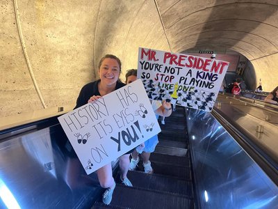 У США люди почали виходити на протести проти "військового параду Трампа"