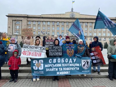 "Чекаємо, надіємося": у Черкасах відбулась акція "Не мовчи — полон вбиває" "Чекаємо, надіємося": у Черкасах відбулась акція "Не мовчи — полон вбиває"