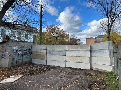 В Житомирі на місці проїзду до багатоповерхівки збудували бетонну стіну — місцеві жителі виступили проти В Житомирі на місці проїзду до багатоповерхівки збудували бетонну стіну — місцеві жителі виступили проти