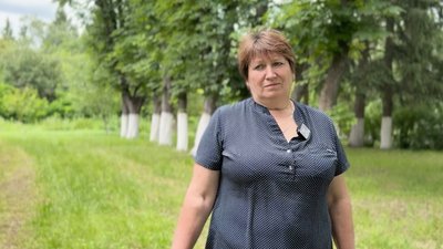 Кожен 10-й з села плете: волонтерки ініціативної групи "Бджілка" з Олбина на Чернігівщині, сплели 100 маскувальних сіток Кожен 10-й з села плете: волонтерки ініціативної групи "Бджілка" з Олбина на Чернігівщині, сплели 100 маскувальних сіток