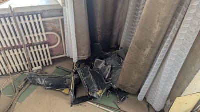 "Не думала, що він захоче "посидіти" у мене". Жителька Дніпропетровщини про "шахед", частини якого застрягли на балконі "Не думала, що він захоче "посидіти" у мене". Жителька Дніпропетровщини про "шахед", частини якого застрягли на балконі