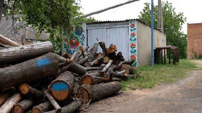 «Роблю, як підказує моє серце»: на Вінниччині вчителька прикрашає село українським орнаментом «Роблю, як підказує моє серце»: на Вінниччині вчителька прикрашає село українським орнаментом