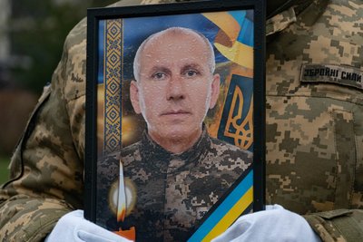В Ужгороді попрощалися з полеглим вчителем та захисником Василем Габрусем В Ужгороді попрощалися з полеглим вчителем та захисником Василем Габрусем