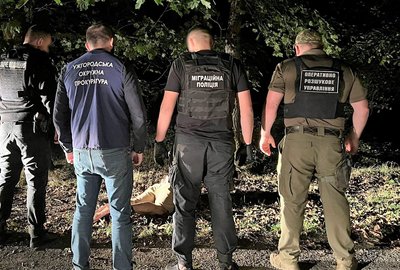 Закарпатця судитимуть за підозрою у переправлені чоловіків через кордон Закарпатця судитимуть за підозрою у переправлені чоловіків через кордон