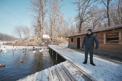 Пташиний двір в екопарку під Харковом, 12 лютого 2025 року Пташиний двір в екопарку під Харковом, 12 лютого 2025 року
