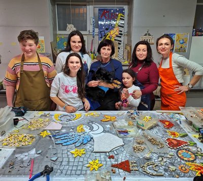 Учасники майстер-класу в майстерні художньої мозаїки Учасники майстер-класу в майстерні художньої мозаїки
