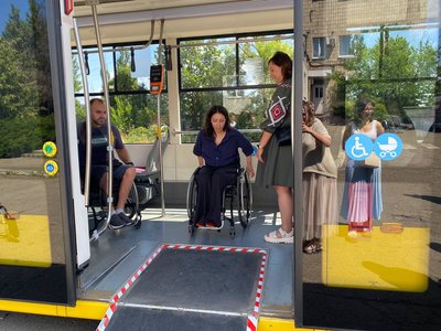У Києві водіїв наземного транспорту вчать допомагати пасажирам з інвалідністю