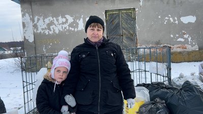 Люди сортують відходи у селах на Рівненщині, щоб підтримати ЗСУ