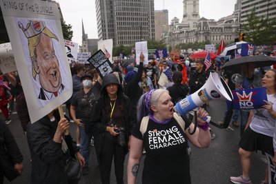 У США люди почали виходити на протести проти "військового параду Трампа"