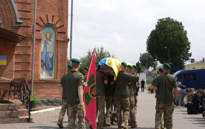 Загинув у полоні: у Хмельницькому попрощалися із військовослужбовцем Валерієм Салтаном Загинув у полоні: у Хмельницькому попрощалися із військовослужбовцем Валерієм Салтаном