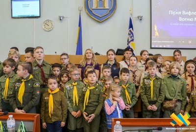 Житомирські пластуни принесли Вифлеємський вогонь на сесію міської ради Житомирські пластуни принесли Вифлеємський вогонь на сесію міської ради