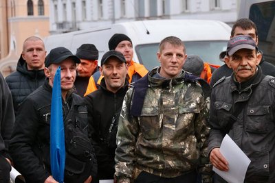14 одеських комунальників повернулися зі сходу, де допомагали будувати фортифікації 14 одеських комунальників повернулися зі сходу, де допомагали будувати фортифікації