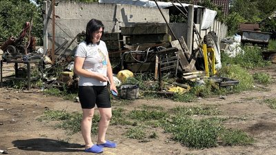 Дружина Віталія Олена показує місце "прильоту" село Рубці Лиманська громада Донецька область 6 червня 2025 рік Дружина Віталія Олена показує місце "прильоту" село Рубці Лиманська громада Донецька область 6 червня 2025 рік