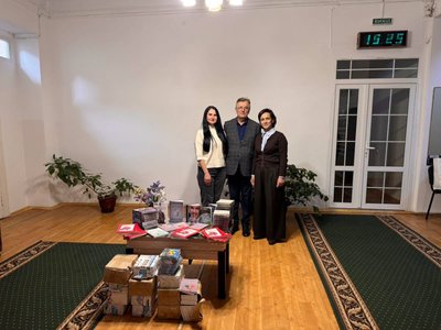 Дружина поета і барда Олександр Смик Марія Гудима передала книжки та диски для бібліотек області Дружина поета і барда Олександр Смик Марія Гудима передала книжки та диски для бібліотек області