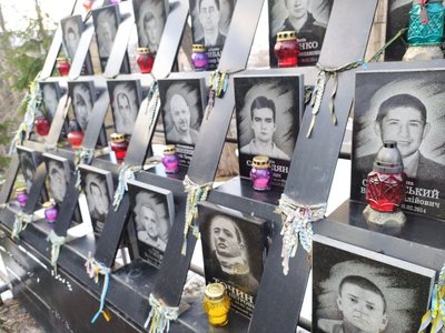 Прикрашали під звуки тривоги. У на Алеї Героїв Небесної Сотні встановили "Ялинку для Героїв"