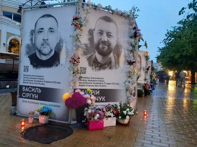 Лампадки поставили біля восьмигранників з портретами загиблих воїнів громади, 23 травня 2025, Хмельницький Лампадки поставили біля восьмигранників з портретами загиблих воїнів громади, 23 травня 2025, Хмельницький