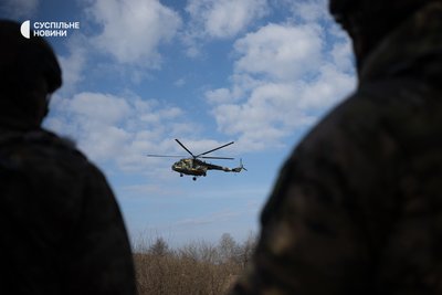 Військовослужбовці ДШВ ЗСУ спостерігають за гелікоптером який заходить на посадку Військовослужбовці ДШВ ЗСУ спостерігають за гелікоптером який заходить на посадку